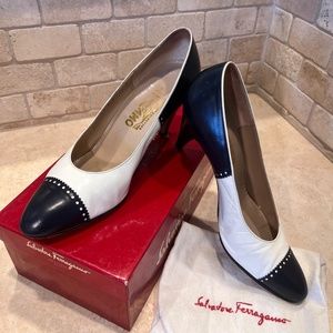 Vintage late 80s/early 90’s Ferragamo white & navy leather heels, women’s size 8